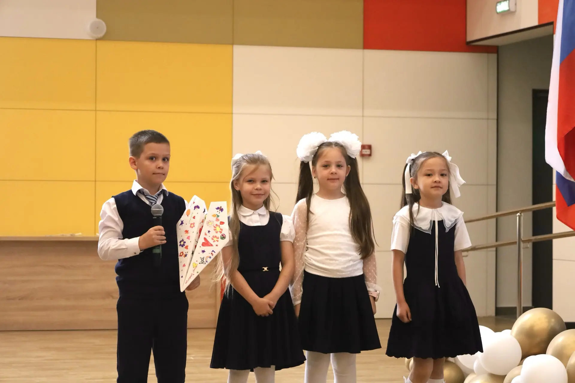 🎓 Сегодня в нашей школе прозвенел последний звонок для 9в и 9г классов.  Позади — девять лет уроков,