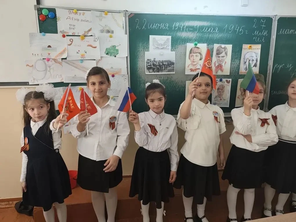 В 1 «В» классе прошел классный час на тему : " Что такое День Победы?". Ребята читали стихи о Велико
