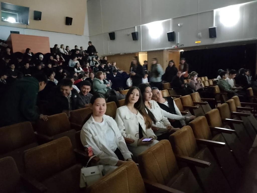 🎬 «Первые» в кино: связь поколений на большом экране! 🌟  Сегодня ученики 8 «Г» и 8 «Б» классов, акти