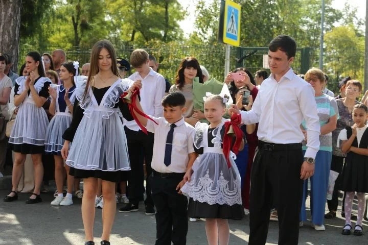Снова за парту: в стенах Курской школы № 1 прозвучал первый звонок
