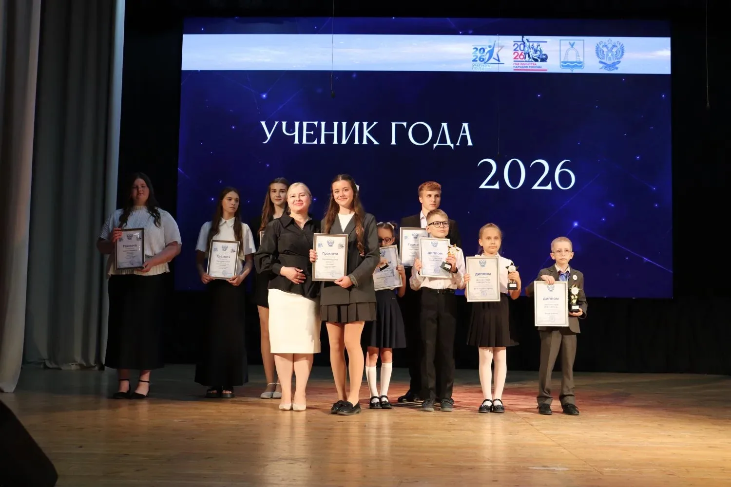 «Зажги свою звезду!»: одаренных детей и победителей конкурсов наградили на главной сцене Батайска.  
