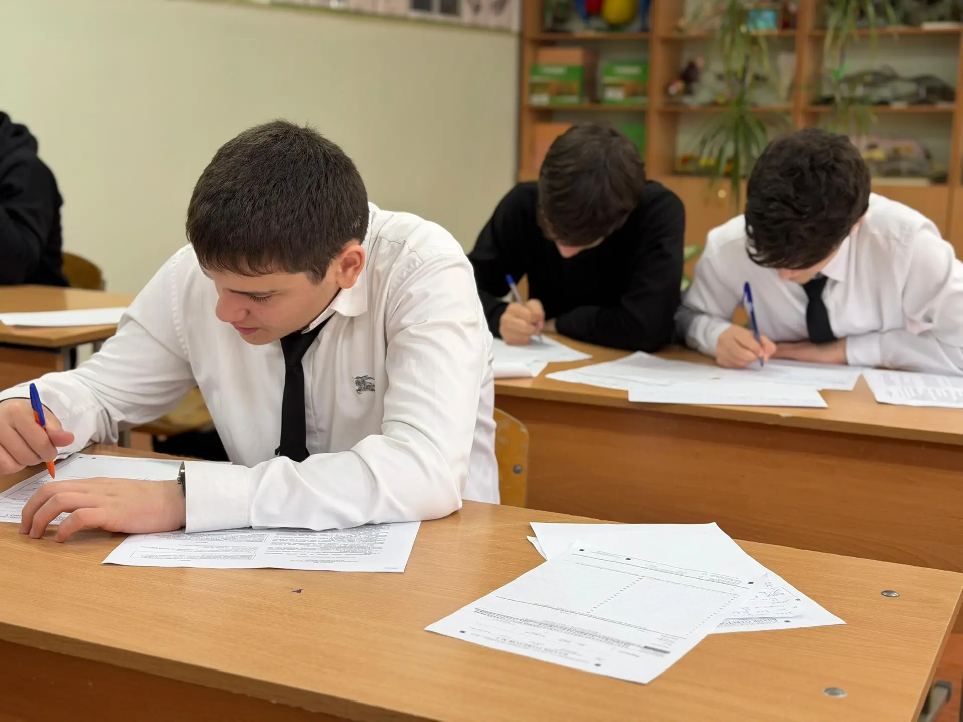 В МБОУ «СОШ № 64» г. Грозного прошёл пробный ОГЭ по русскому языку для учеников 9-х классов ✍️🇷🇺 Реб