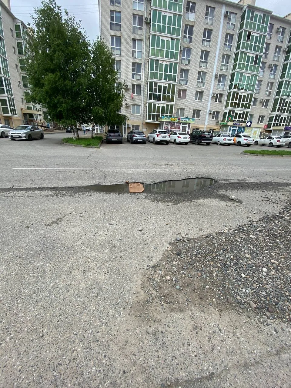 ❗️Жители Михайловска жалуются на опасные ямы на дорогах, одна из них уже стоила автовладельцу колеса