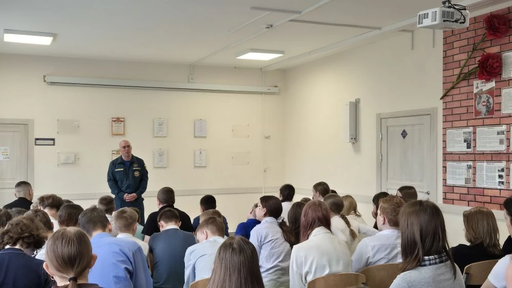 💯 Безопасность во главе всего!   👉 🌊 22 мая в нашей школе прошёл важный профилактический урок: сотру