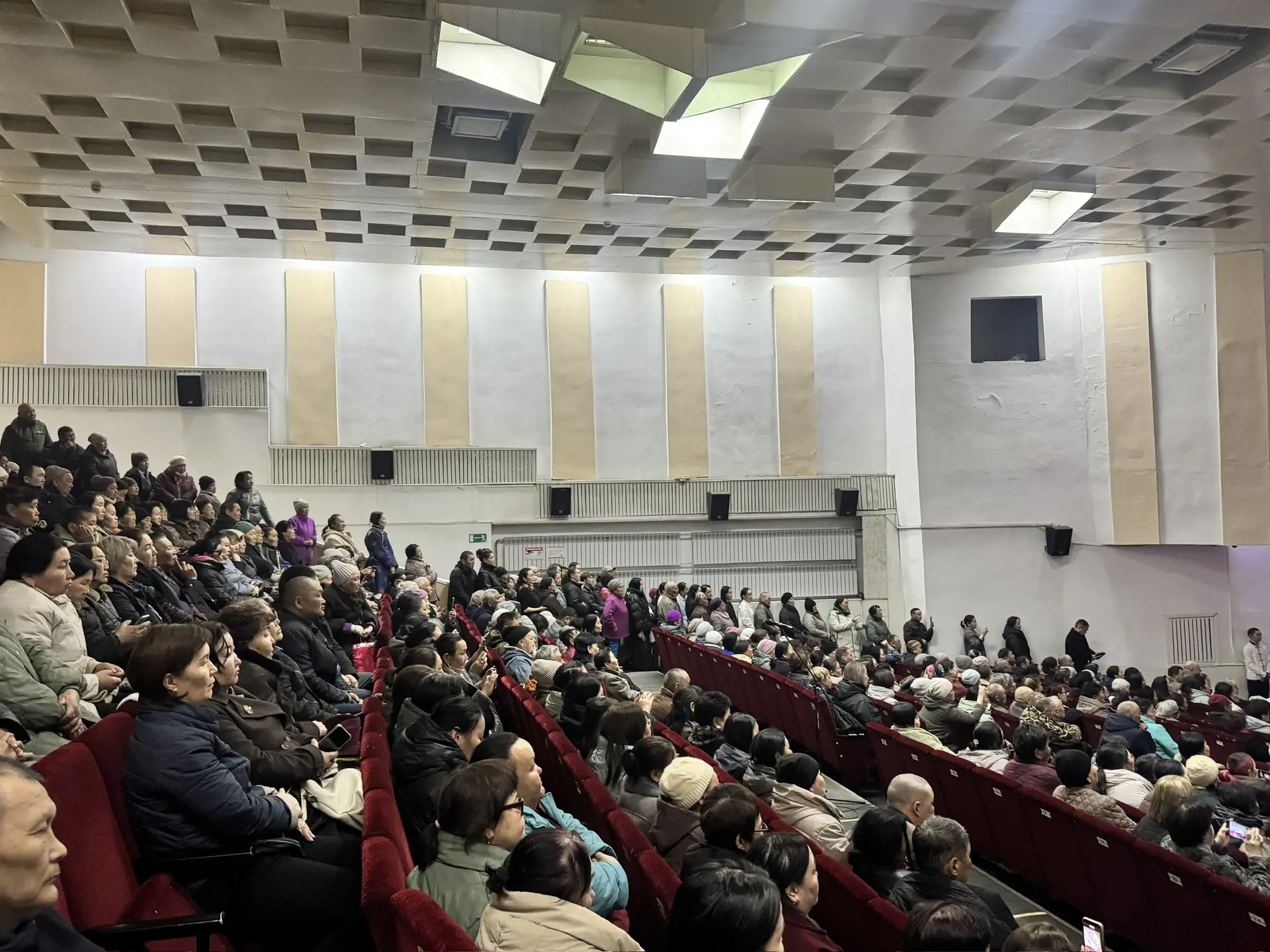 В Кызыл-Мажалыке началась церемония прощания с Шериг-оолом Дизижиковичем Ооржаком. Ко Дворцу молодеж