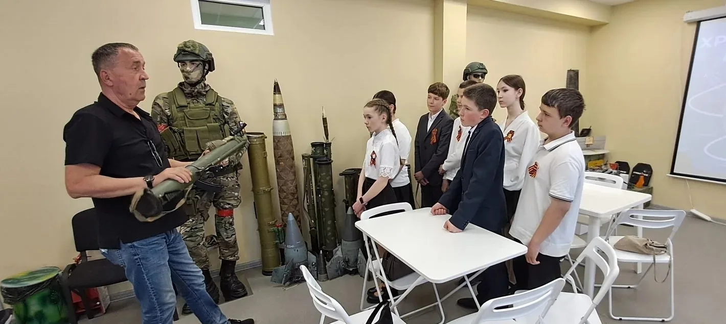 Квиз «Знай своих героев» в Молодёжном штабе Победы  Активисты Движения Первых нашей школы приняли уч