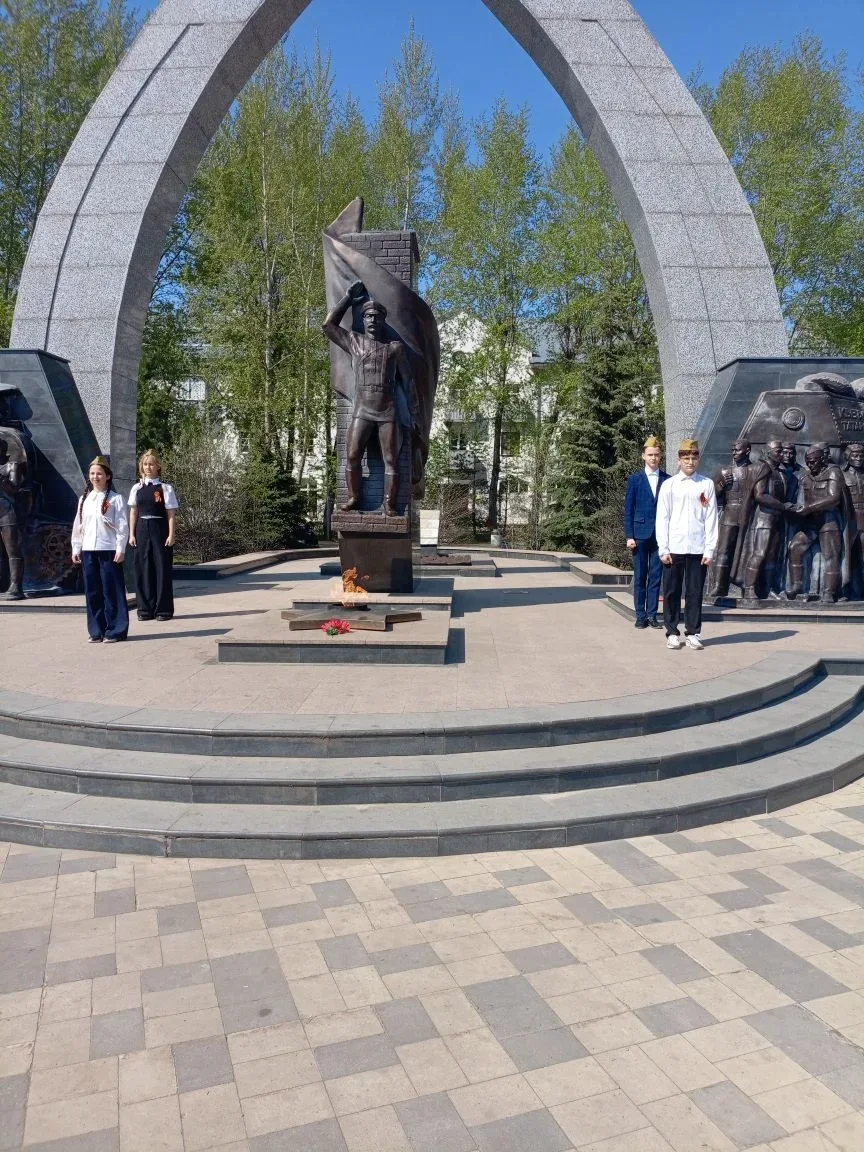Сегодня, учащиеся 8 А класса стояли  "Вахту Памяти"  на Мемориале у Вечного огня