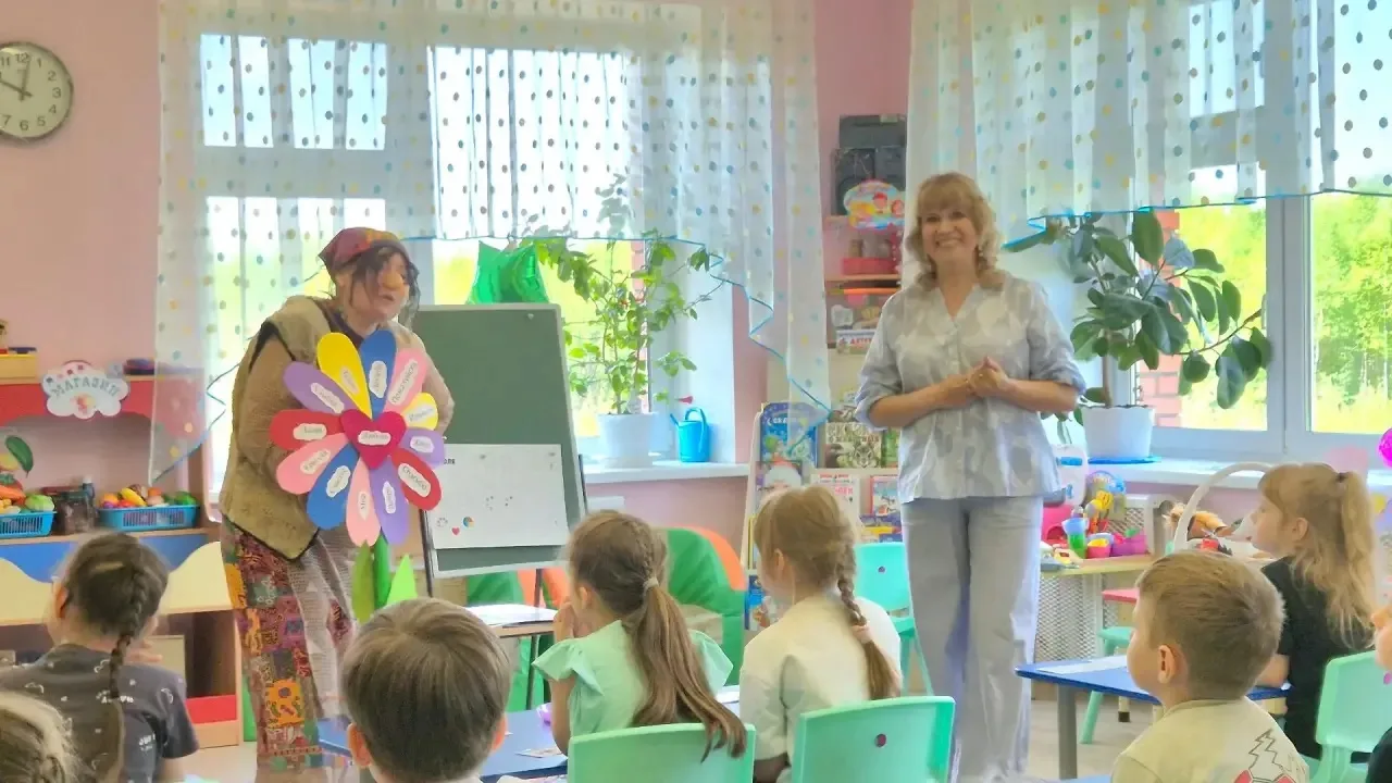В группе "Знайки" прошло итоговое занятие. В гости к ребятам заглянула Баба Яга, она спрятала волшеб