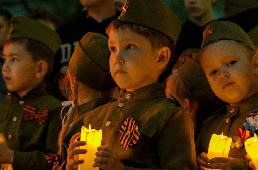 ГЛАВА ХАКАСИИ ОТКРЫЛ СКВЕР И СТЕНУ ПАМЯТИ В ЧЕРНОГОРСКЕ  Для жителей Черногорска после реконструкции