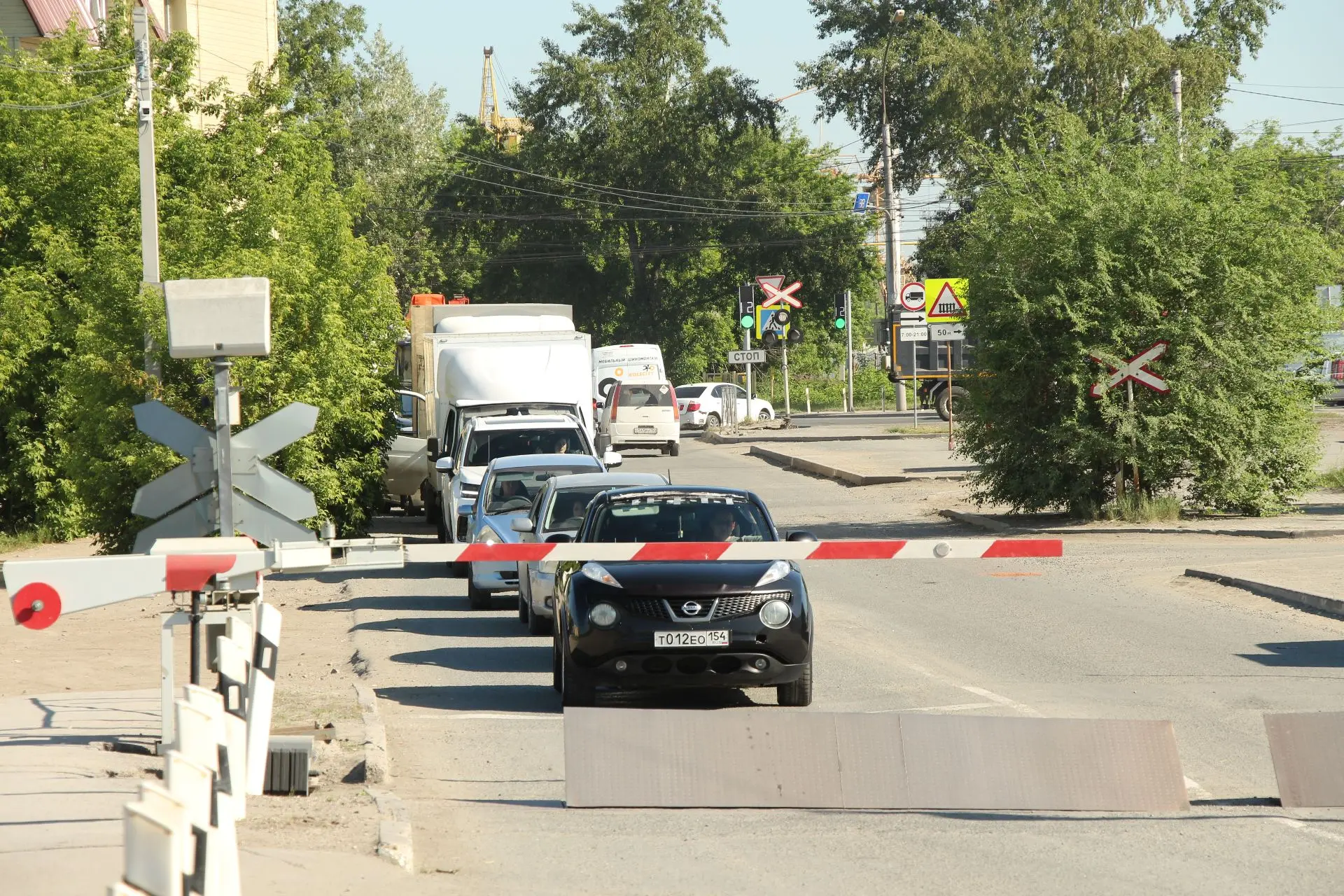 Последствия столкновения с поездом показали водителям Новосибирска