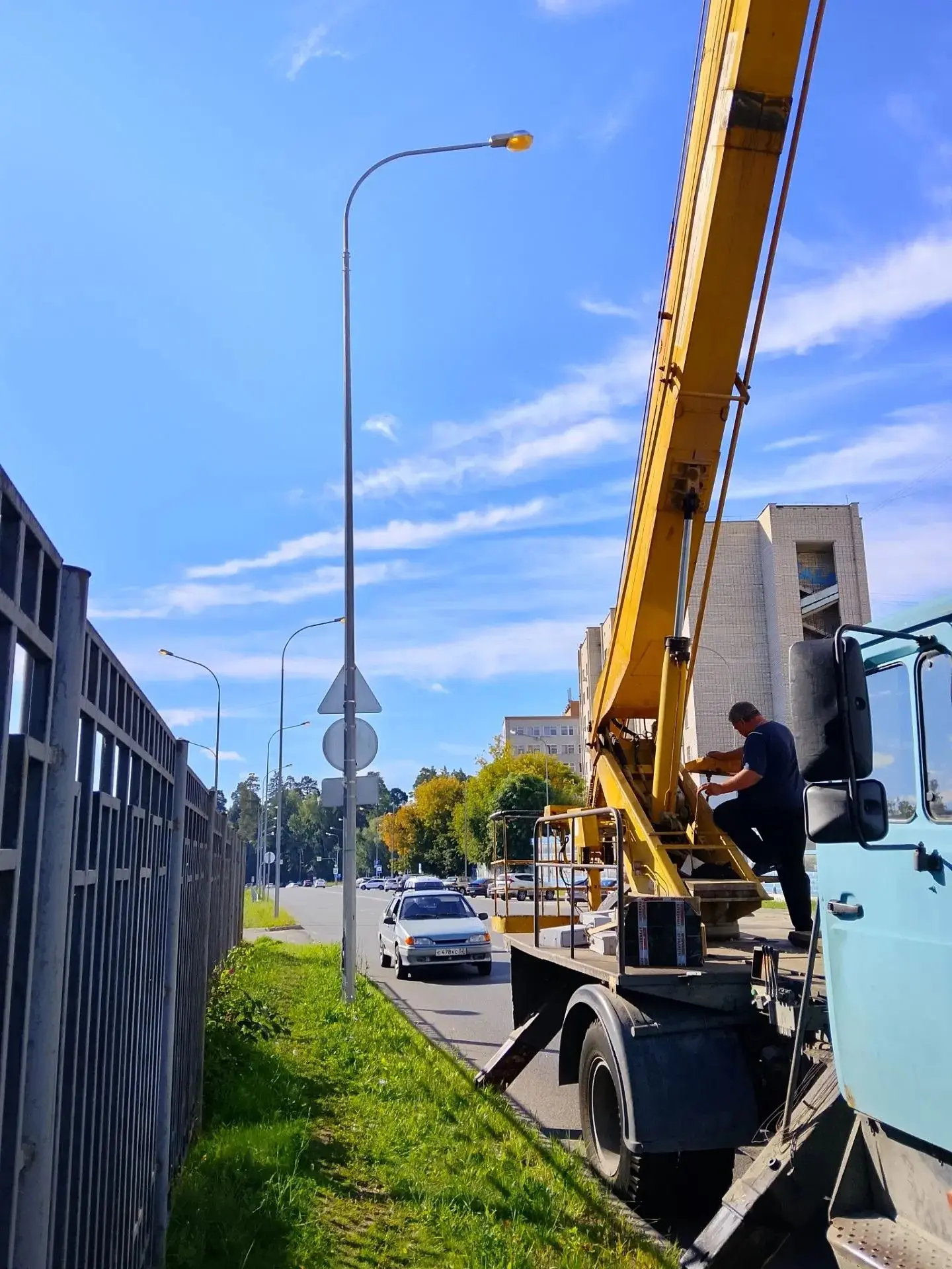 В рамках муниципального контракта сотрудники участка электромонтажных работ АО "Центр Ж...