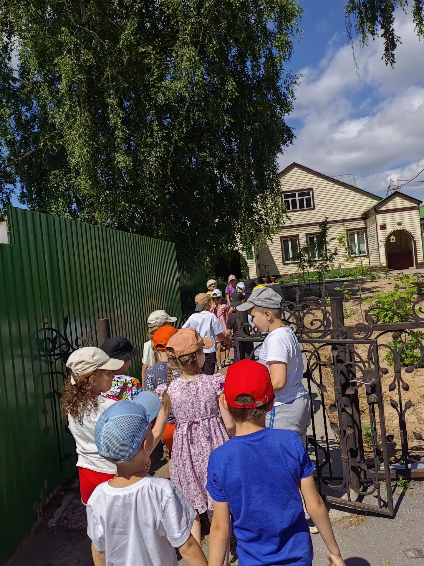 "Попрощались и со своим первым и любимым садом"
Сегодня воспитанники подготовительной группы ходили 