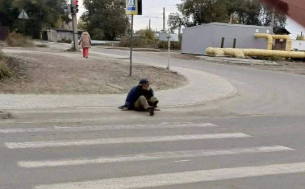Бийчанин, которому недавно подарили инвалидное кресло, снова ползает по улицам