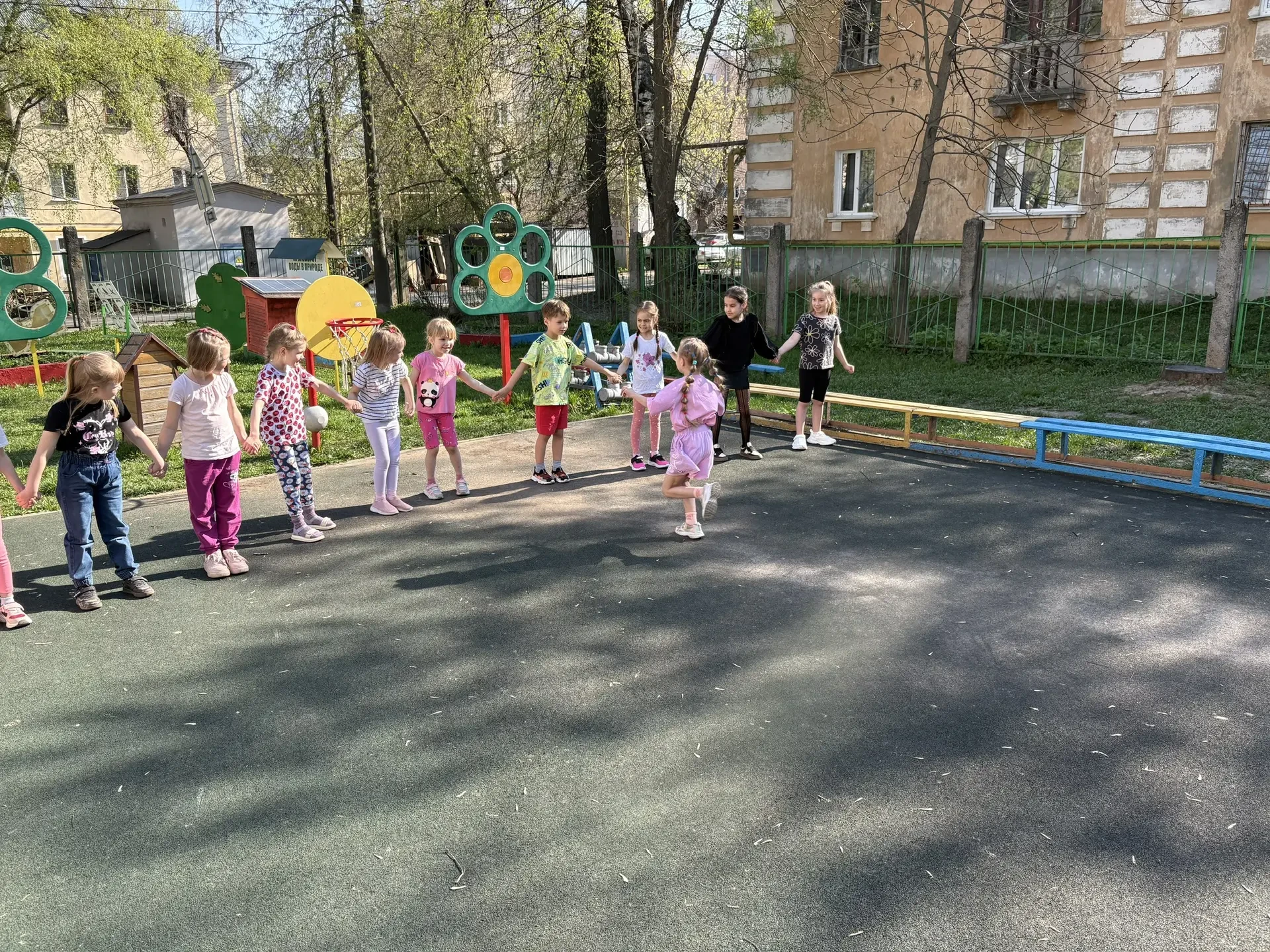 Утренняя зарядка и зарядка на свежем воздухе перед прогулкой – отличный способ привить детям любовь 