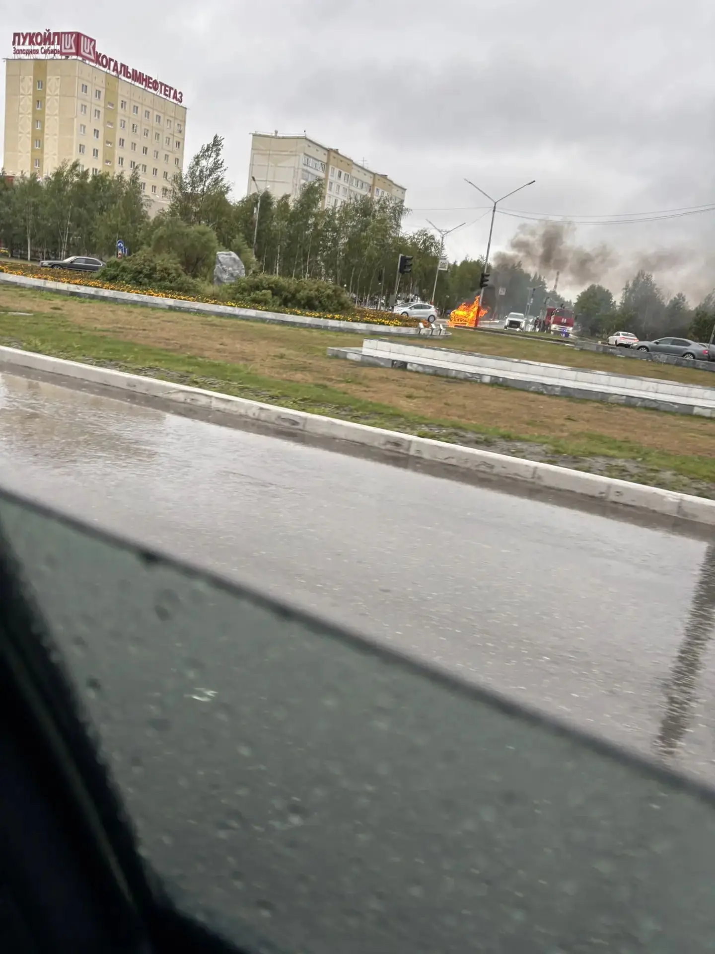 🔥 В Когалыме на кольце по ул, Прибалтийская горит автомобиль.