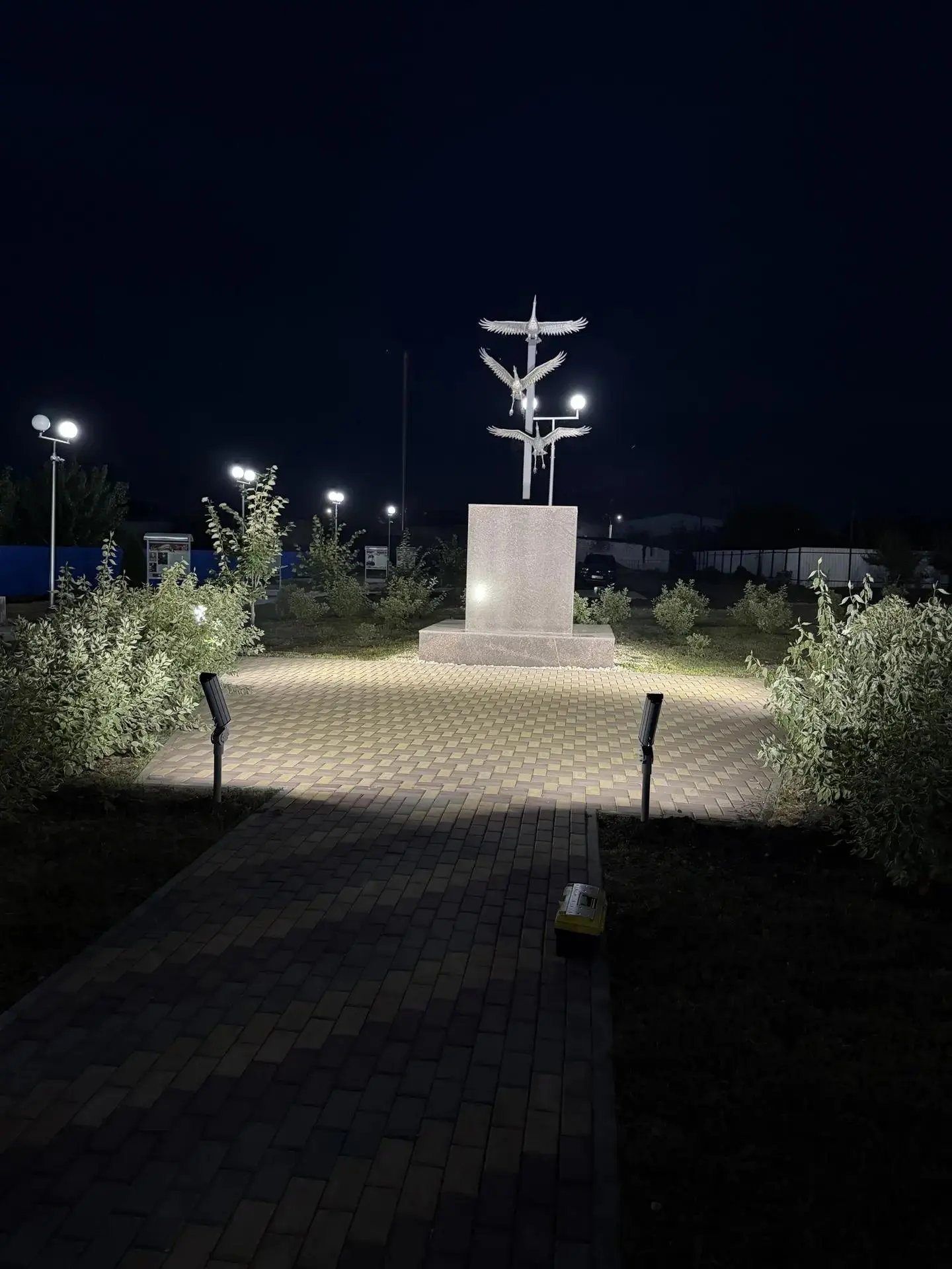 Вчера в парке «Память» завершились работы по установке архитектурной подсветки арт-объе...