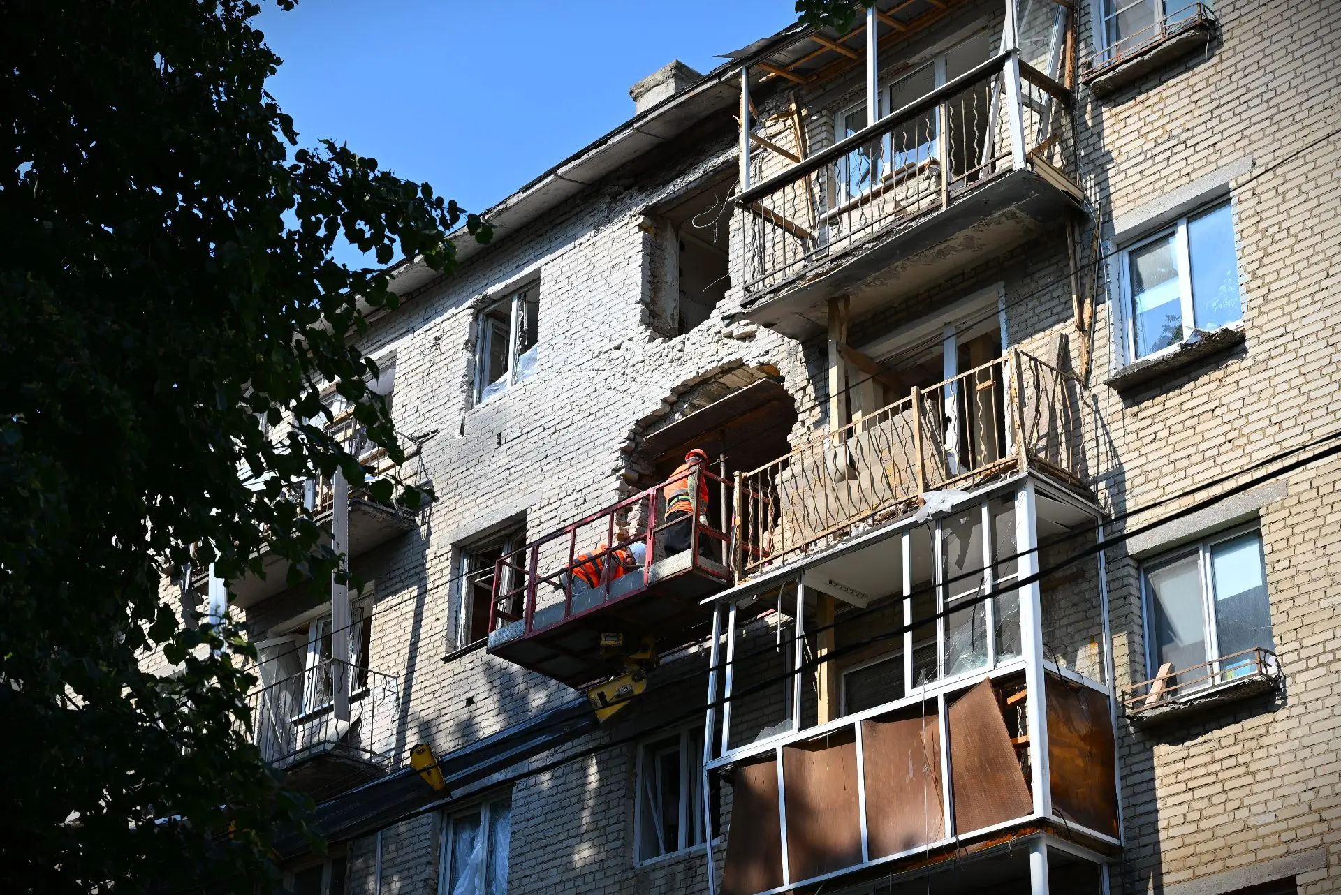 В городе Щекино продолжаются работы по восстановлению жилого дома