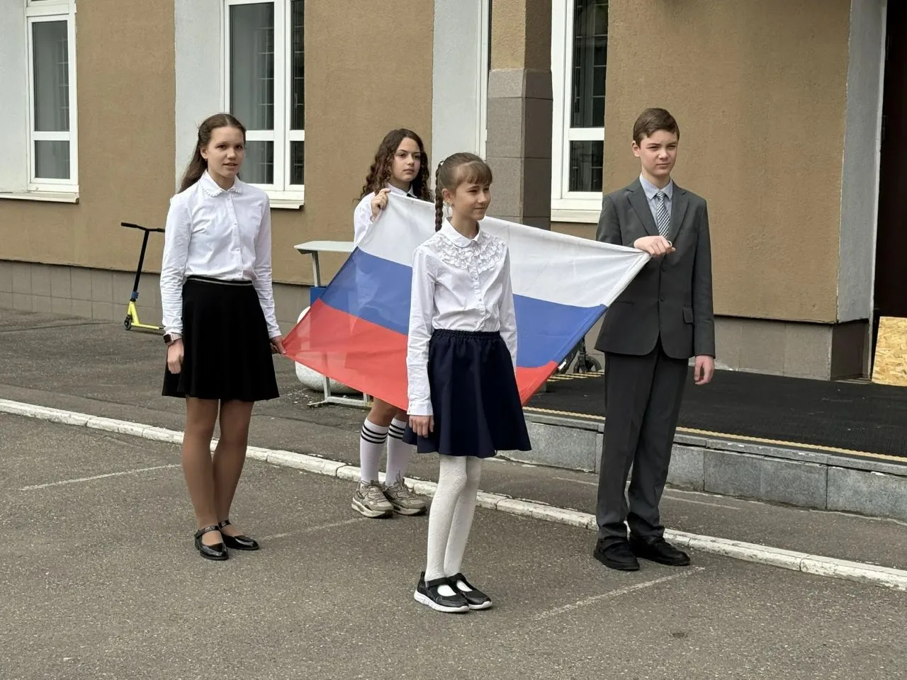 🇷🇺 Равнение на флаг!  🤍 Новую учебную неделю начинаем с традиционной церемонии выноса флага Российск