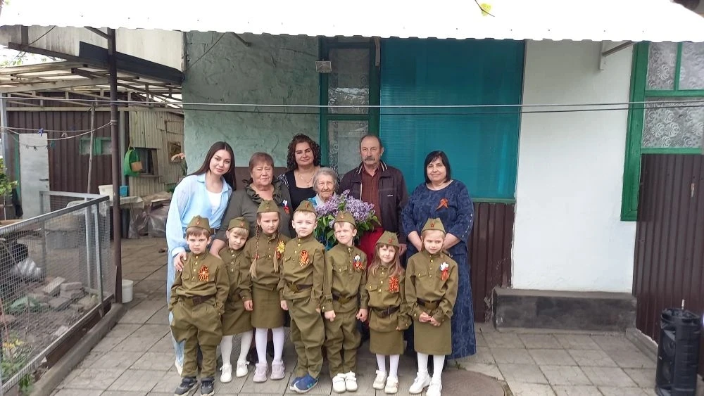 В канун Великой Победы -9 мая,воспитанники старшей группы"Ягодка" поздравили Левицкую А...