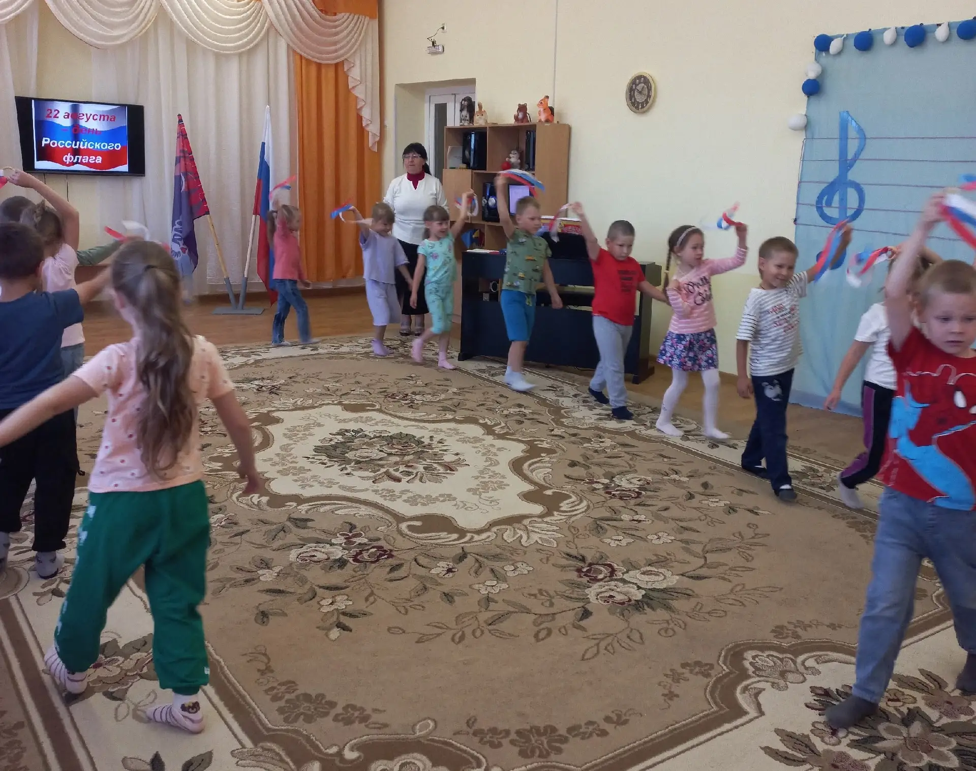 БЕЛЫЙ, СИНИЙ, КРАСНЫЙ!