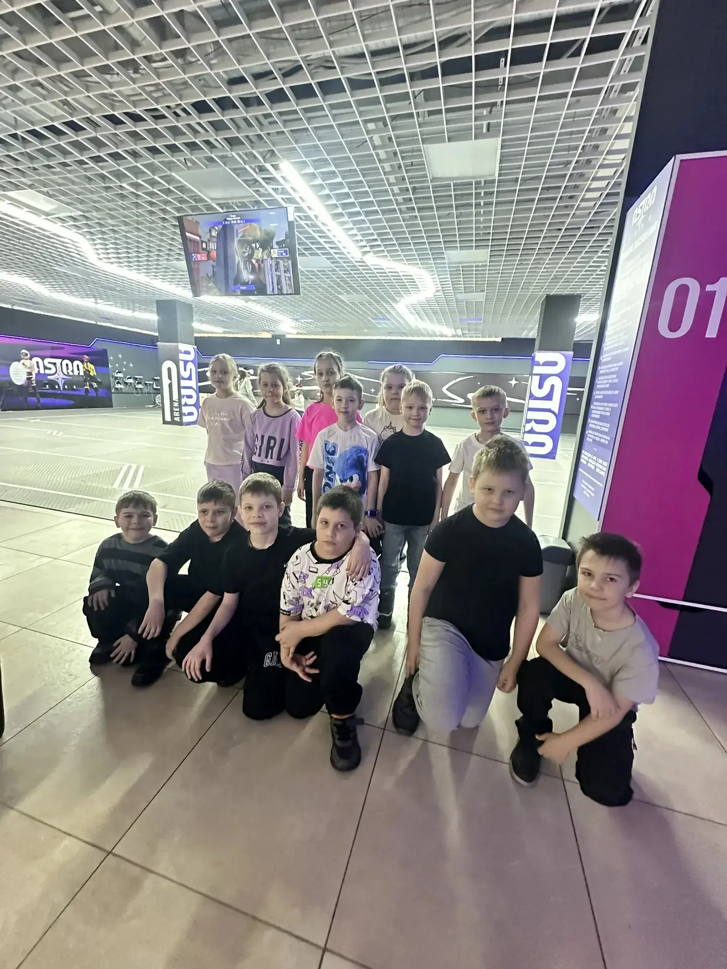 🎉 **Ученики 1А класса посетили Астрапарк и попробовали очки виртуальной реальности!**  Ребята из 1А 