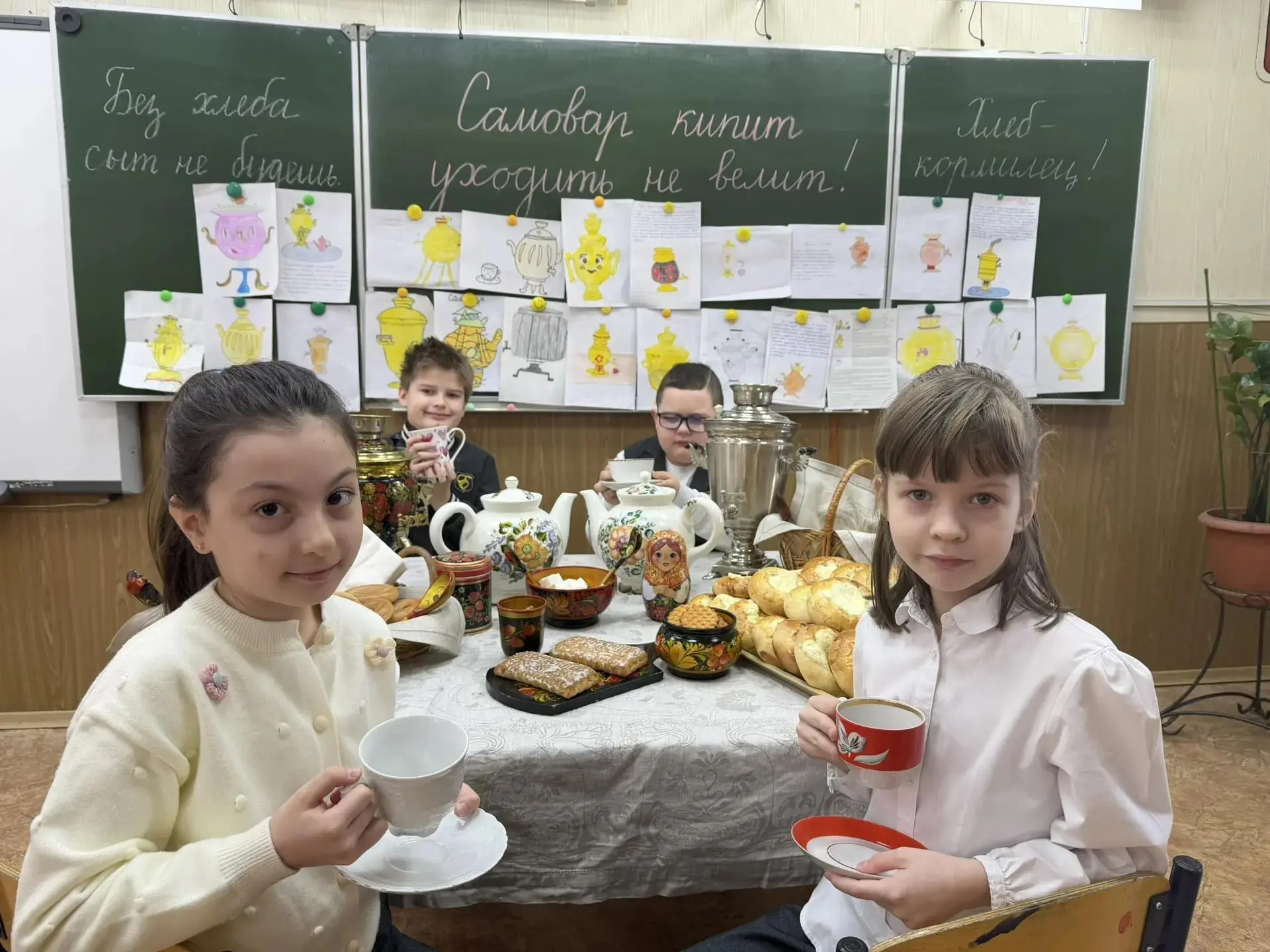 Классные новости  ️🫖 «Самовар кипит-уходить не велит»  На уроке родного языка ученики 2 В класса, уч
