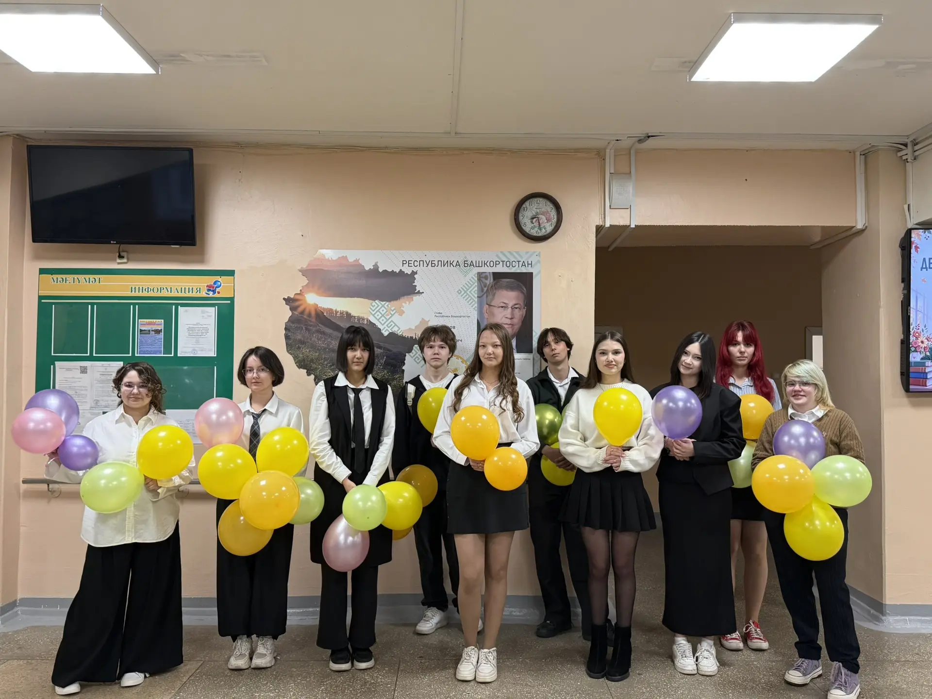 ☀️Утро в нашем лицее началось с тёплых поздравлений С Днём учителя!👩‍🏫💐
