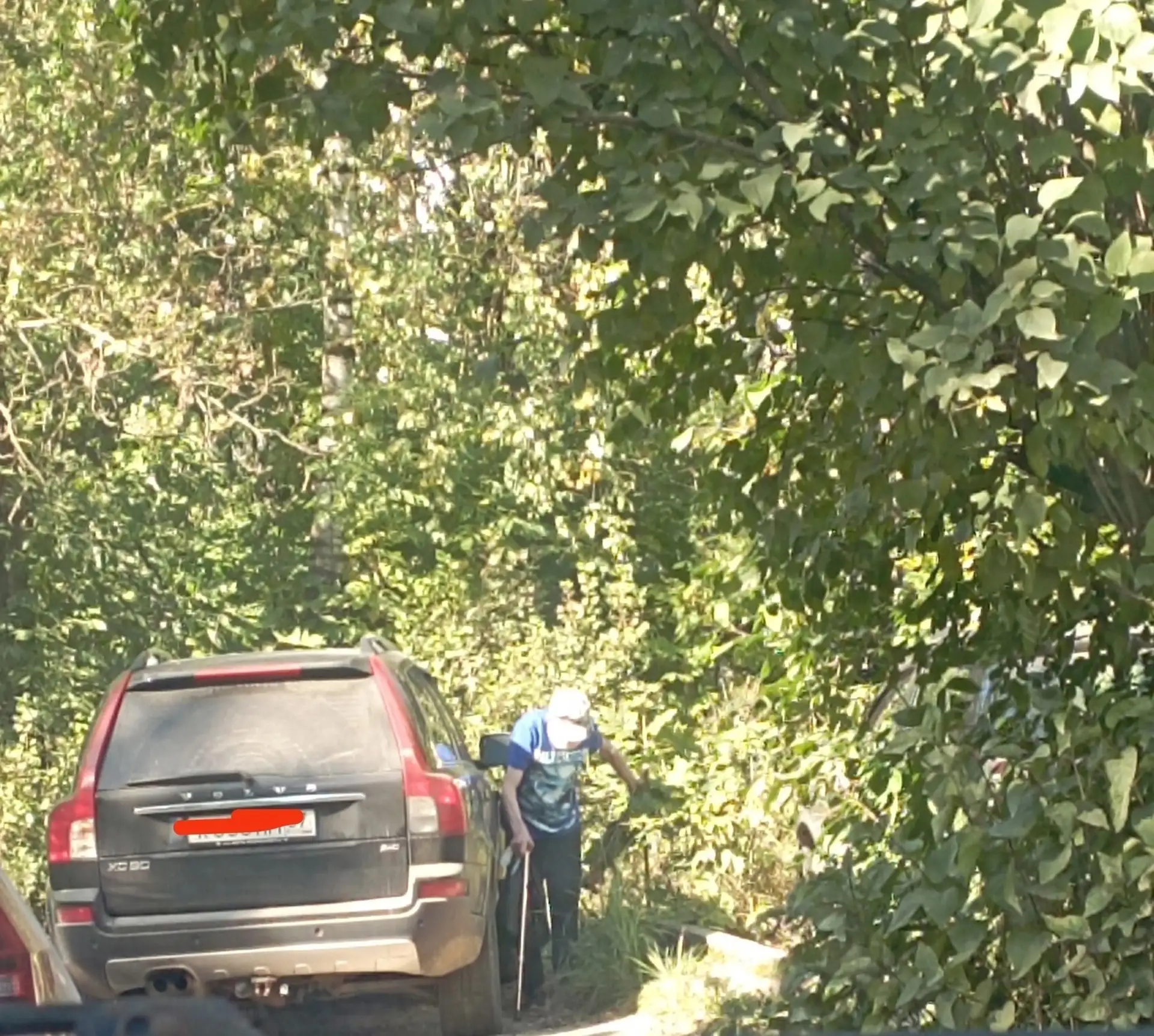 Когда вы паркуетесь там, где ходят люди, не думая о людях. Вопрос не к хамству, воспита...