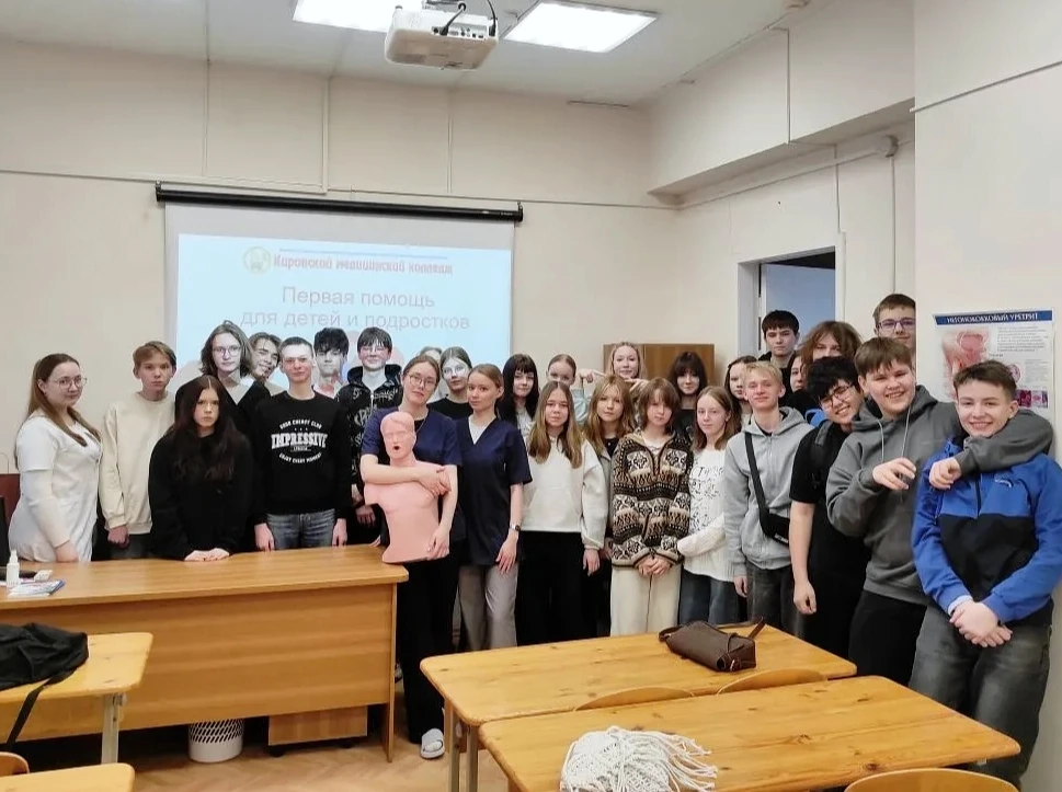 Ученики 8 «Г» класса побывали в Кировском медицинском колледже, где прошли практическое занятие по о