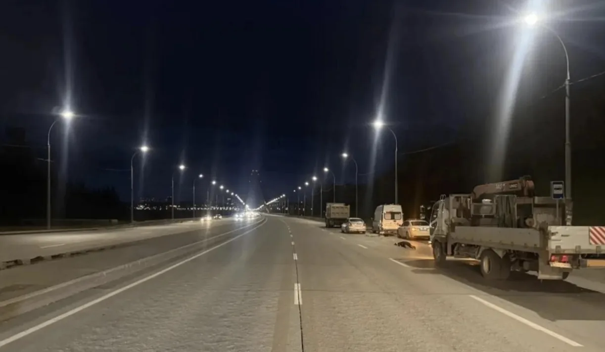 На Бугринском мосту в Новосибирске грузовик насмерть сбил пешехода