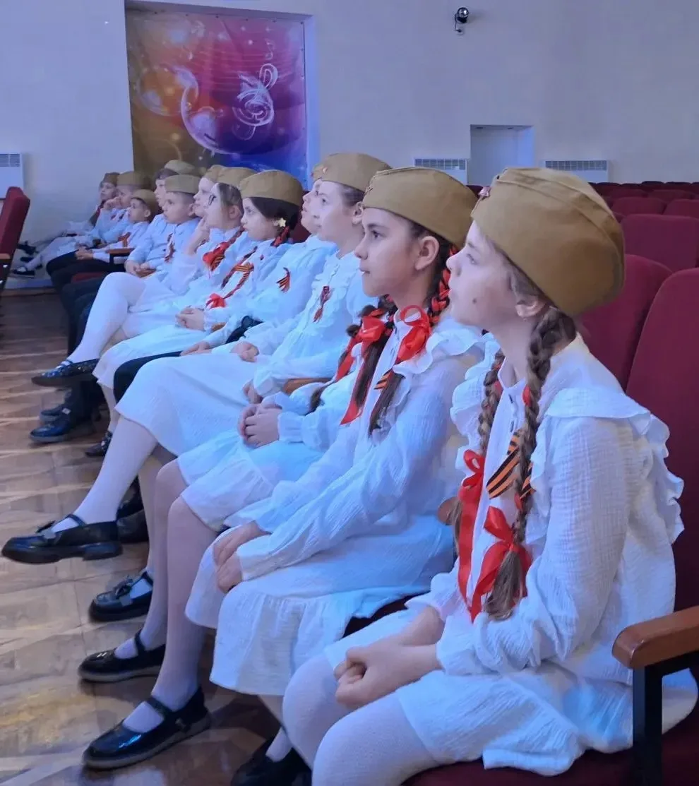 💬 Поддержим наших артистов!  🎼 Вчера наш вокальный коллектив начальной школы «АЛИЕНС» (рук. учитель 
