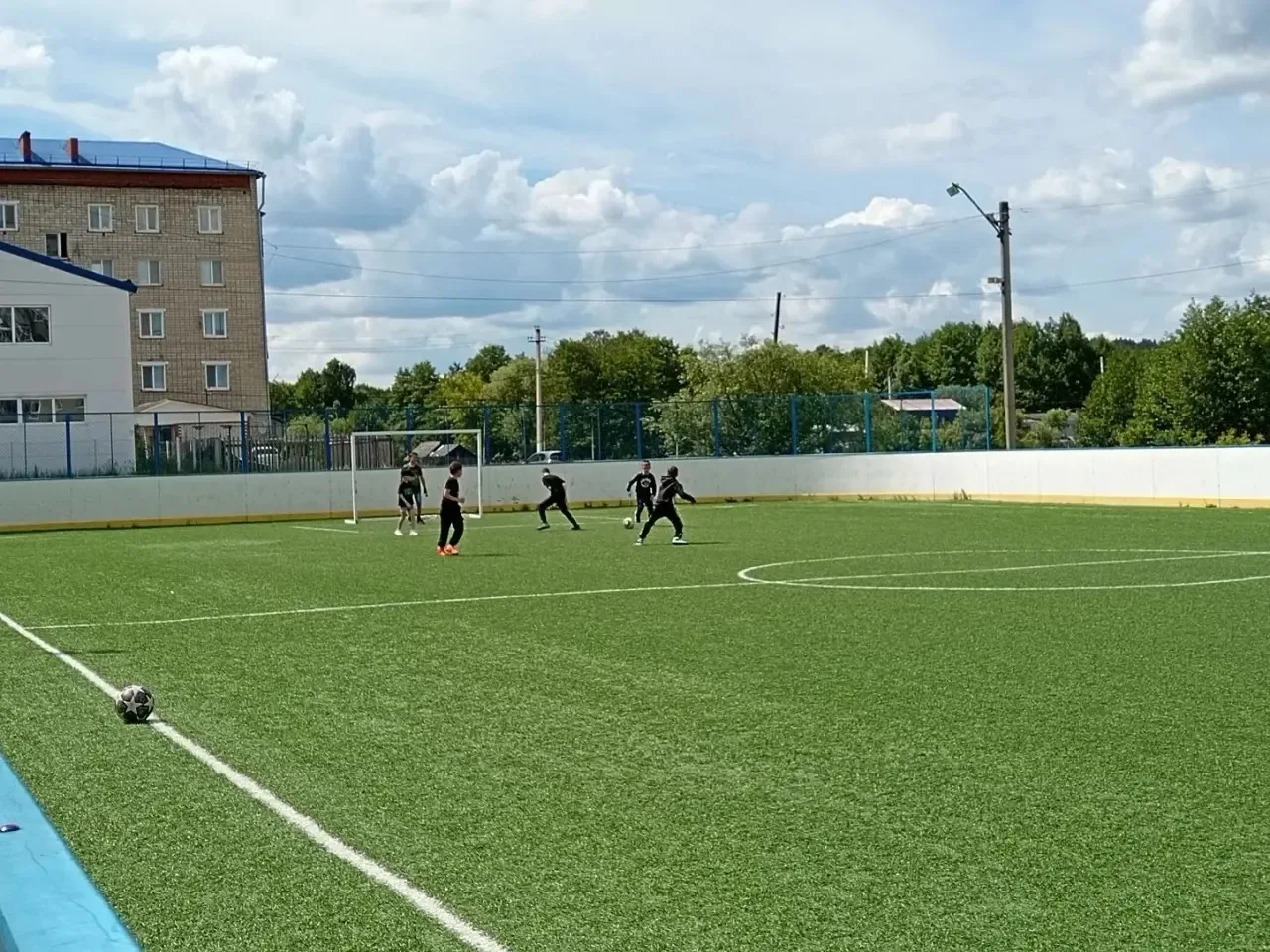 Очередной день в нашем пришкольном лагере начался с весёлой зарядки на свежем воздухе.