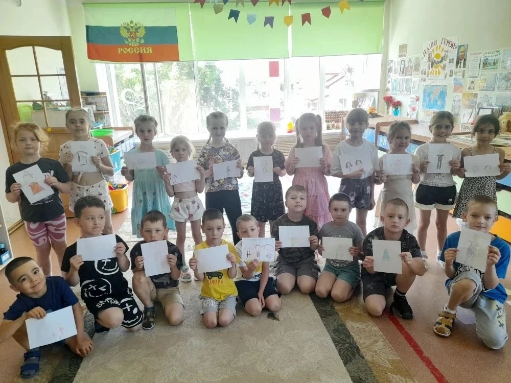 Дружит с солнцем ветерок, а роса с травою. Дружит с бабочкой цветок, дружим мы с тобою. Всё с друзья