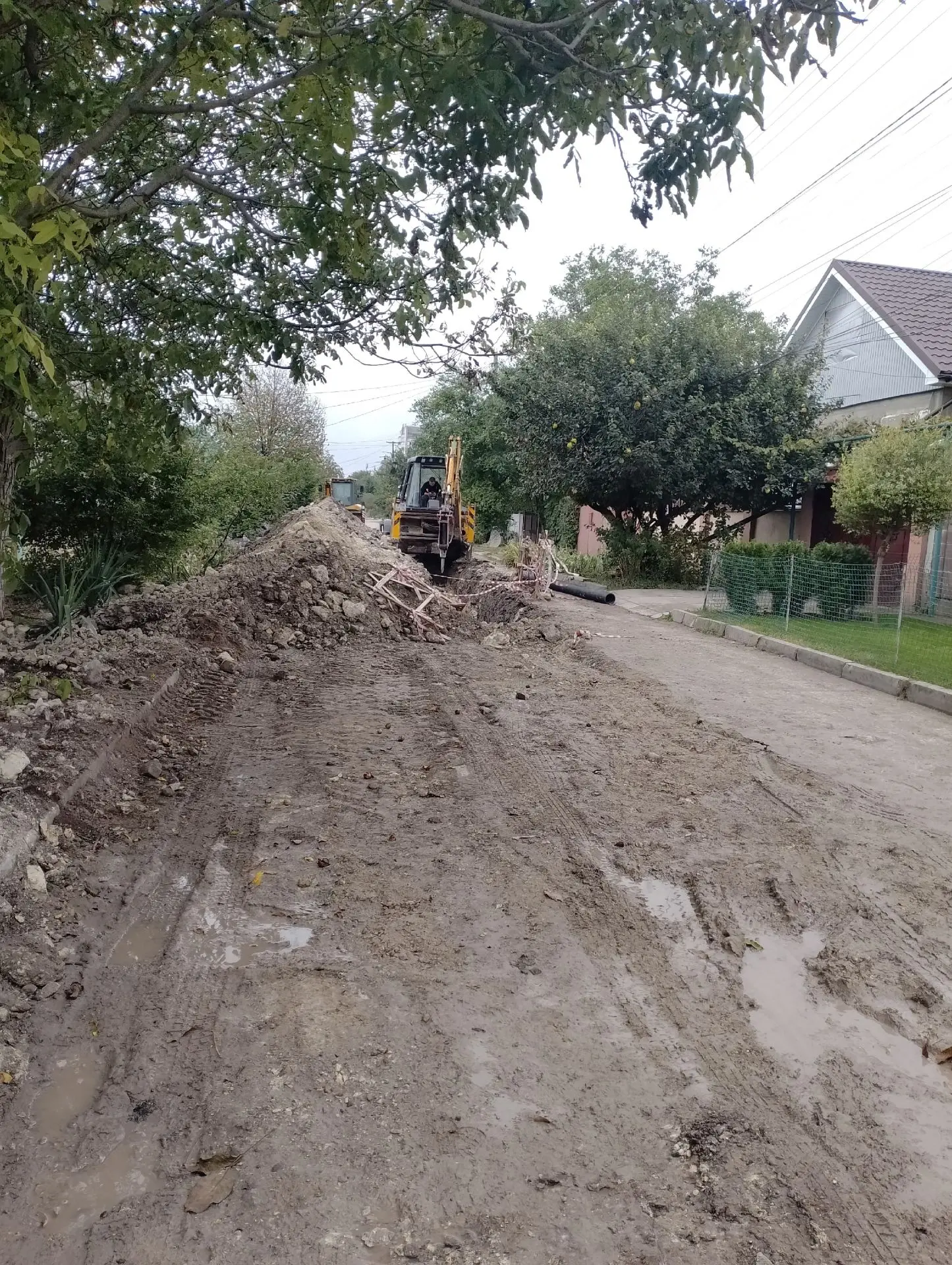 На ул. Толбухина ведутся работы, роют канализацию, дорога перерыта, людям ходить негде,...