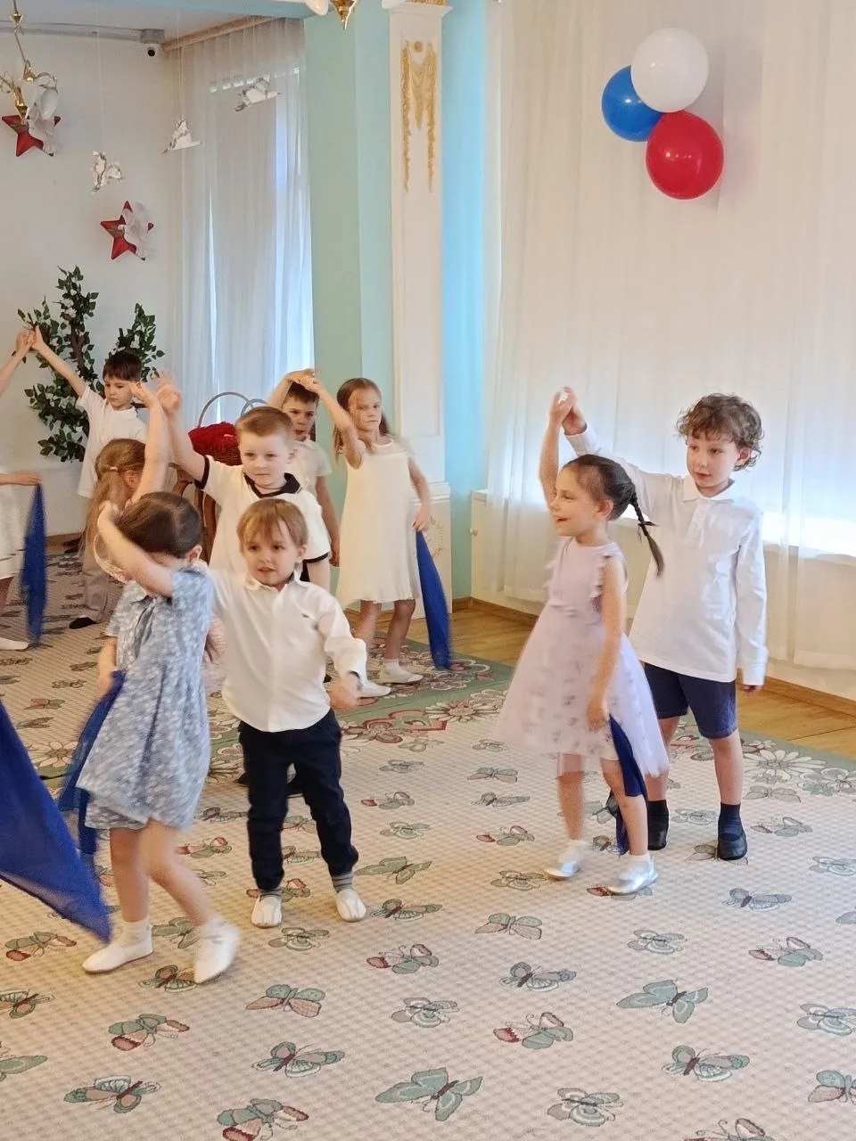 🎗️ День Победы в Корпусе 5: танец под «Синий платочек» и минута молчания  В группах 13, 14, 20, 21 п