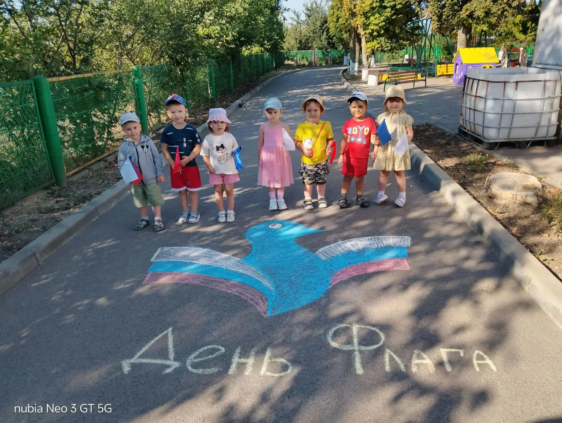 В группе «Улыбка» прошёл творческий праздник ко Дню флага! Дети вместе с родителями с б...