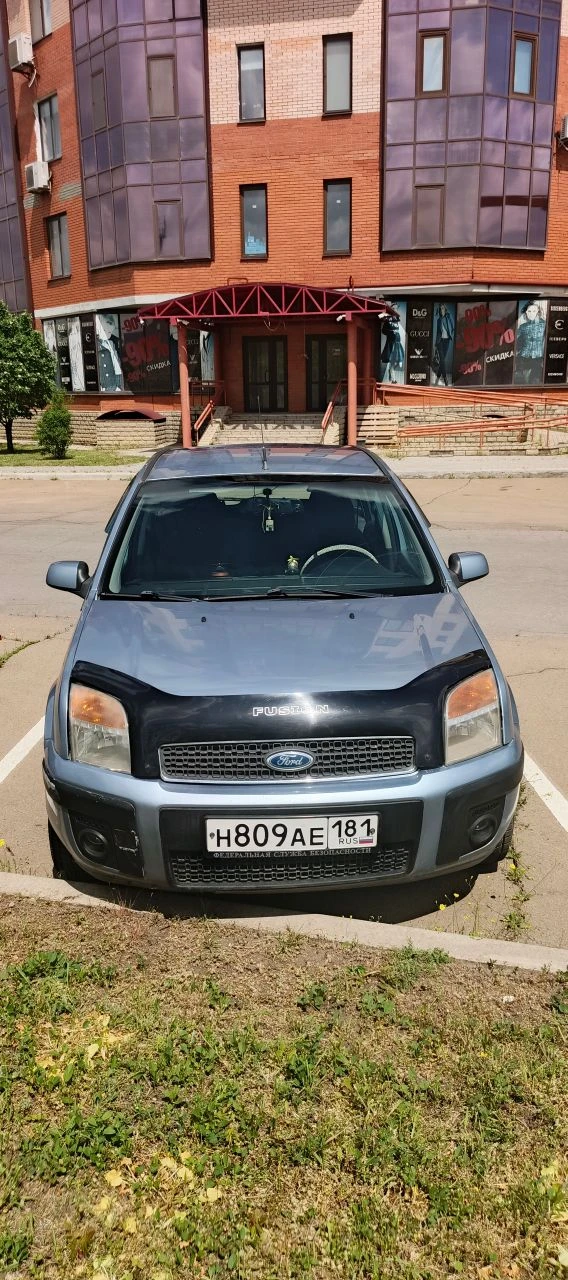 Ford Fusion 2006 год, АКПП
(робот),пробег 200 тыс.
На машине стоит новая зимняя резина, летняя в ком