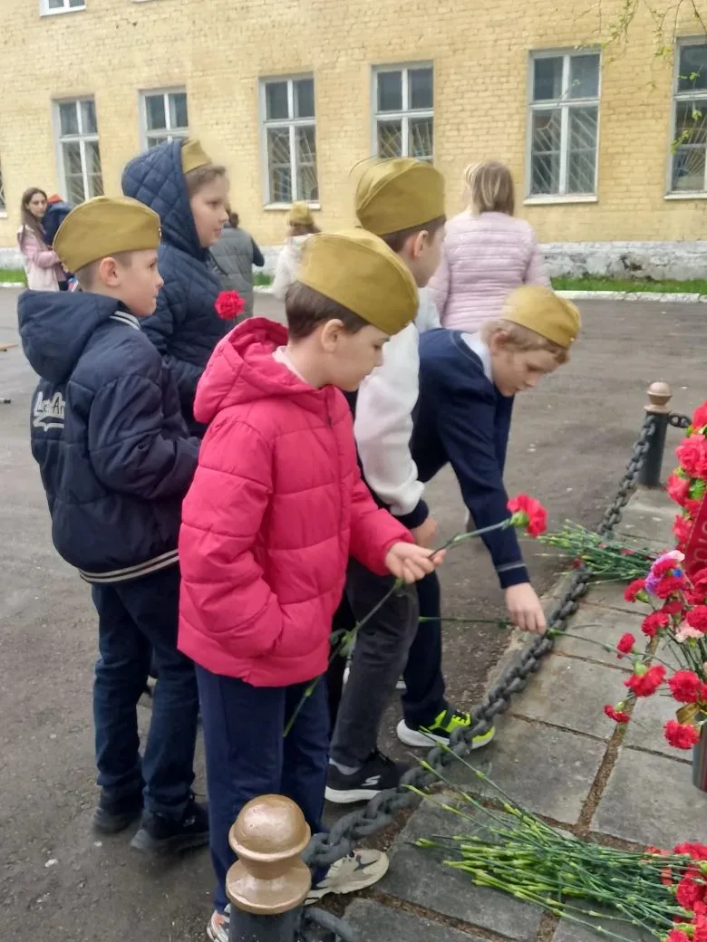 🌺 ПАМЯТЬ СЕРДЦА 🌺 8 мая в квартале Наташино состоялась трогательная церемония возложения цветов к Па