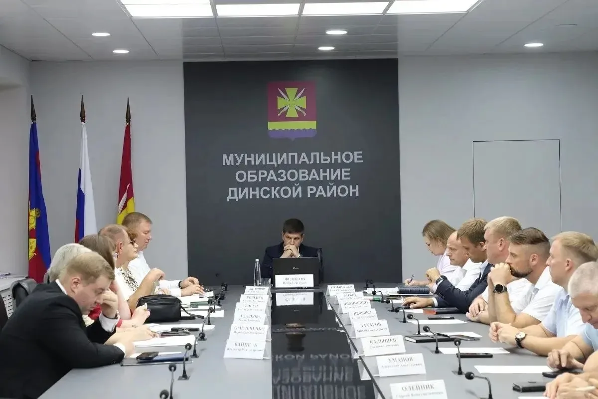 Глава Динского района Игорь Федосов провел еженедельное рабочее совещание