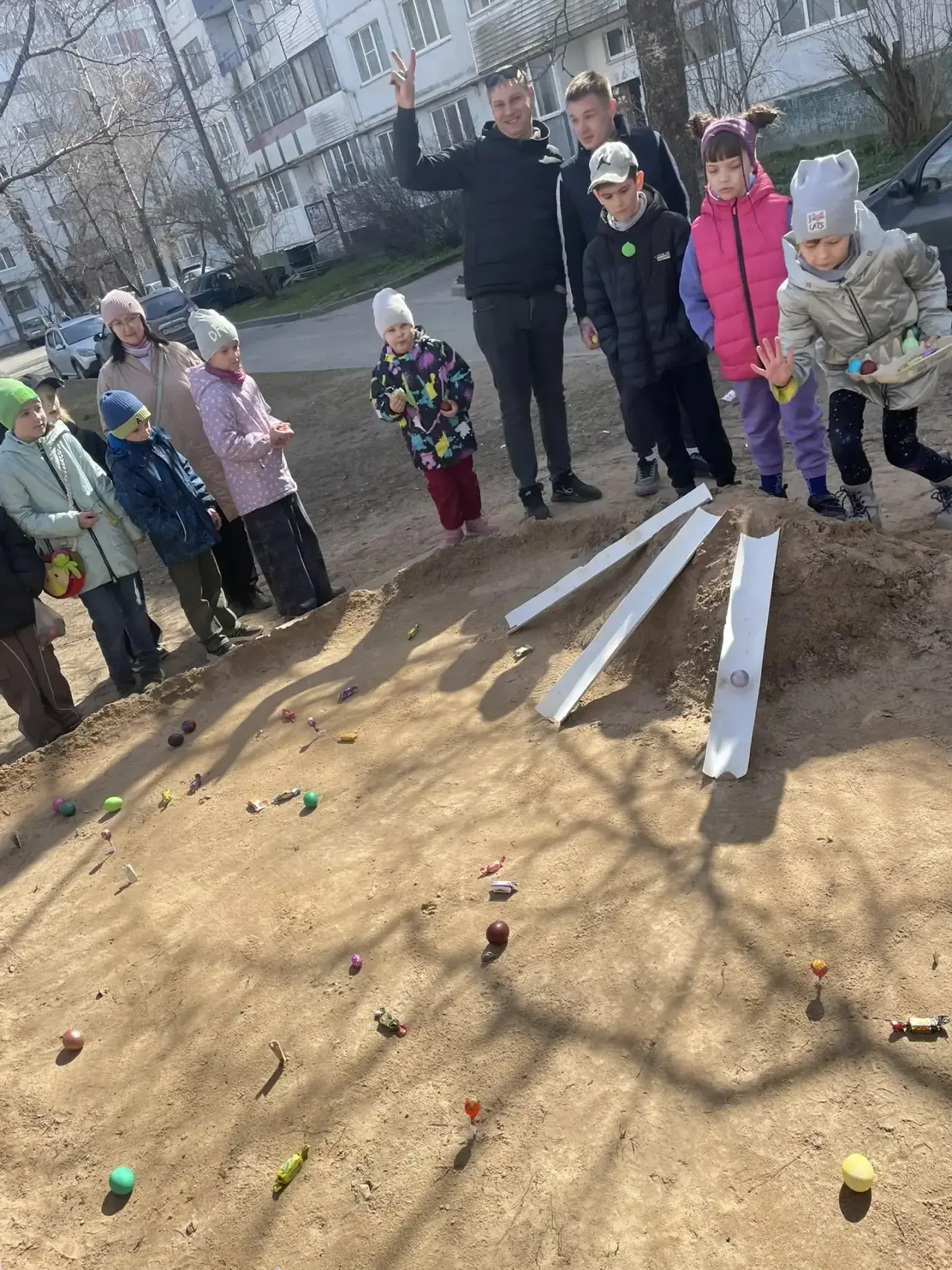 🏠В нашем микрорайоне продолжается старинная пасхальная традиция - катание яиц. 🥚Символическое значен