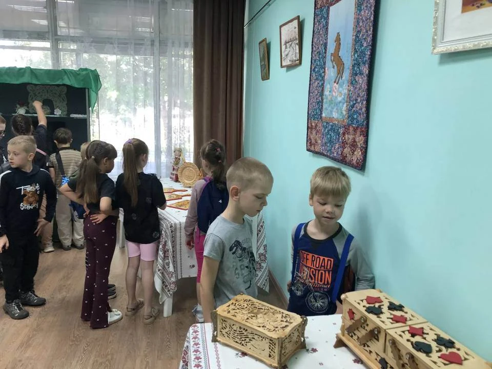 Выставка изделий мастеров Центра русского народного творчества, которая находится в гос...