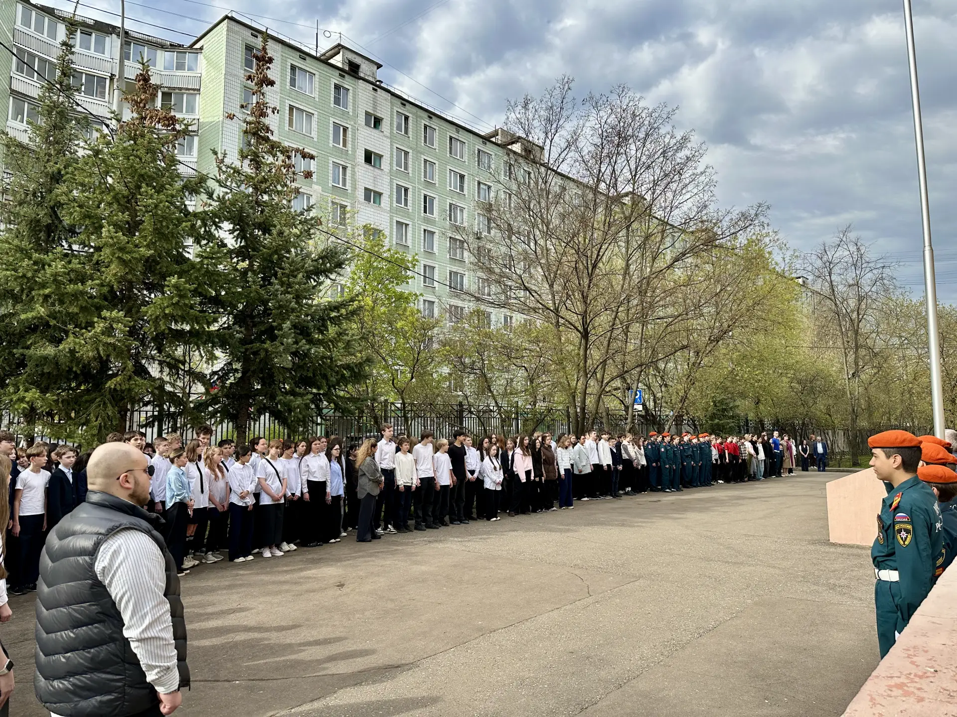 🇷🇺 Новая учебная неделя в нашей школе началась с торжественной церемонии поднятия флага и исполнения