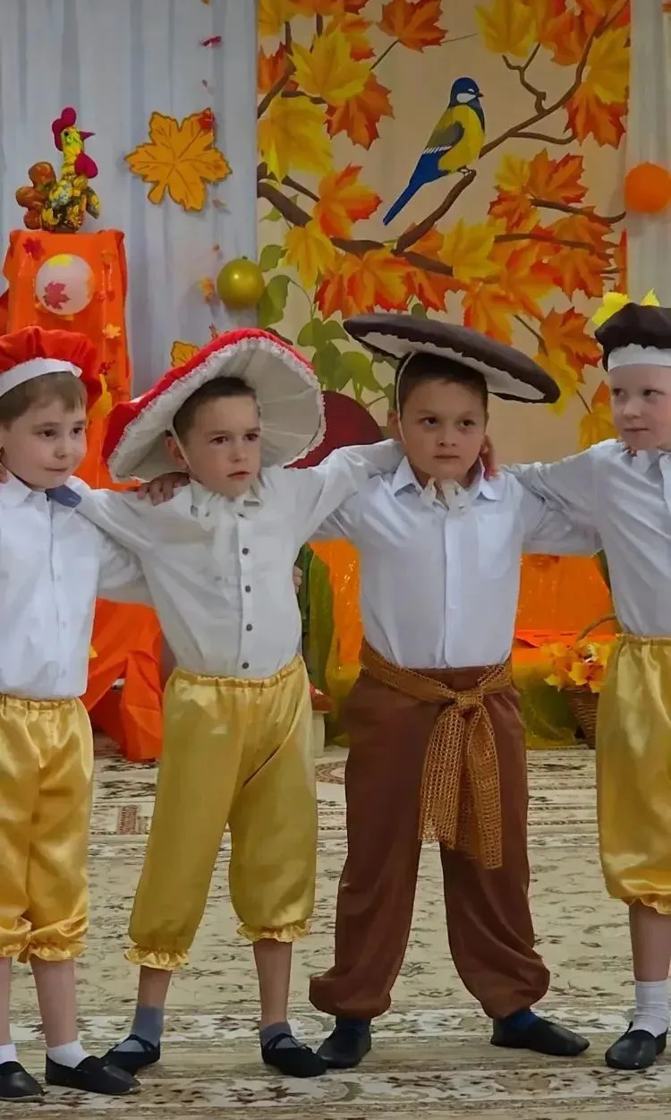 Осенними тропинками мы к осени придём,