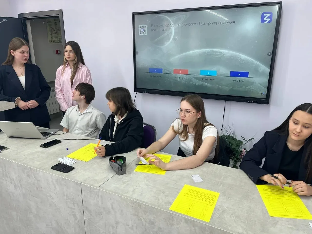 🚀✨ В рамках Декады Гагарина в школе прошёл интеллектуальный квиз для пятиклассников! 🎉    Ребята отв