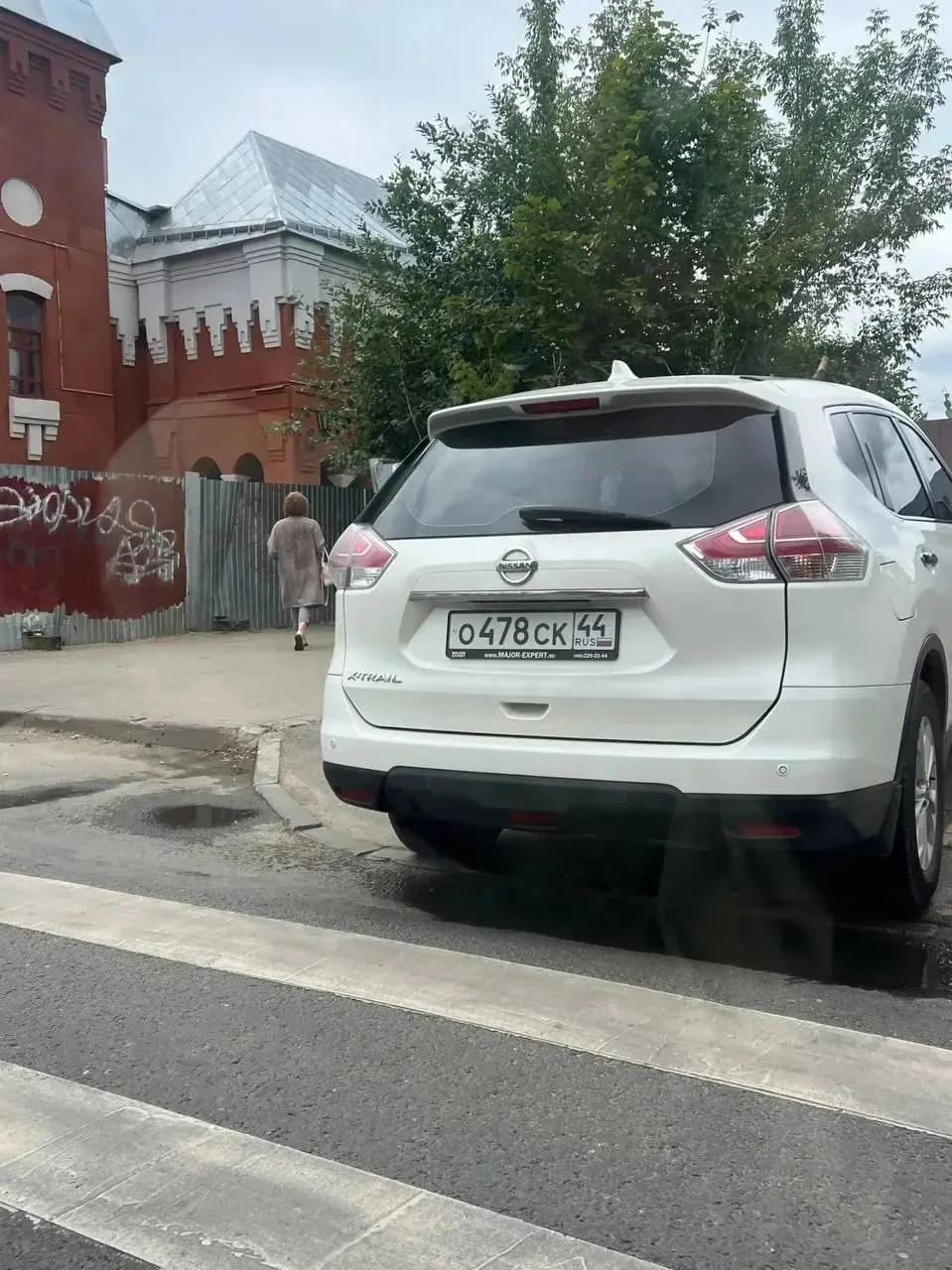 Гибдд примите меры, паркуются где хотят, уже сверх наглость вставать на пешеходном переходе еще и на