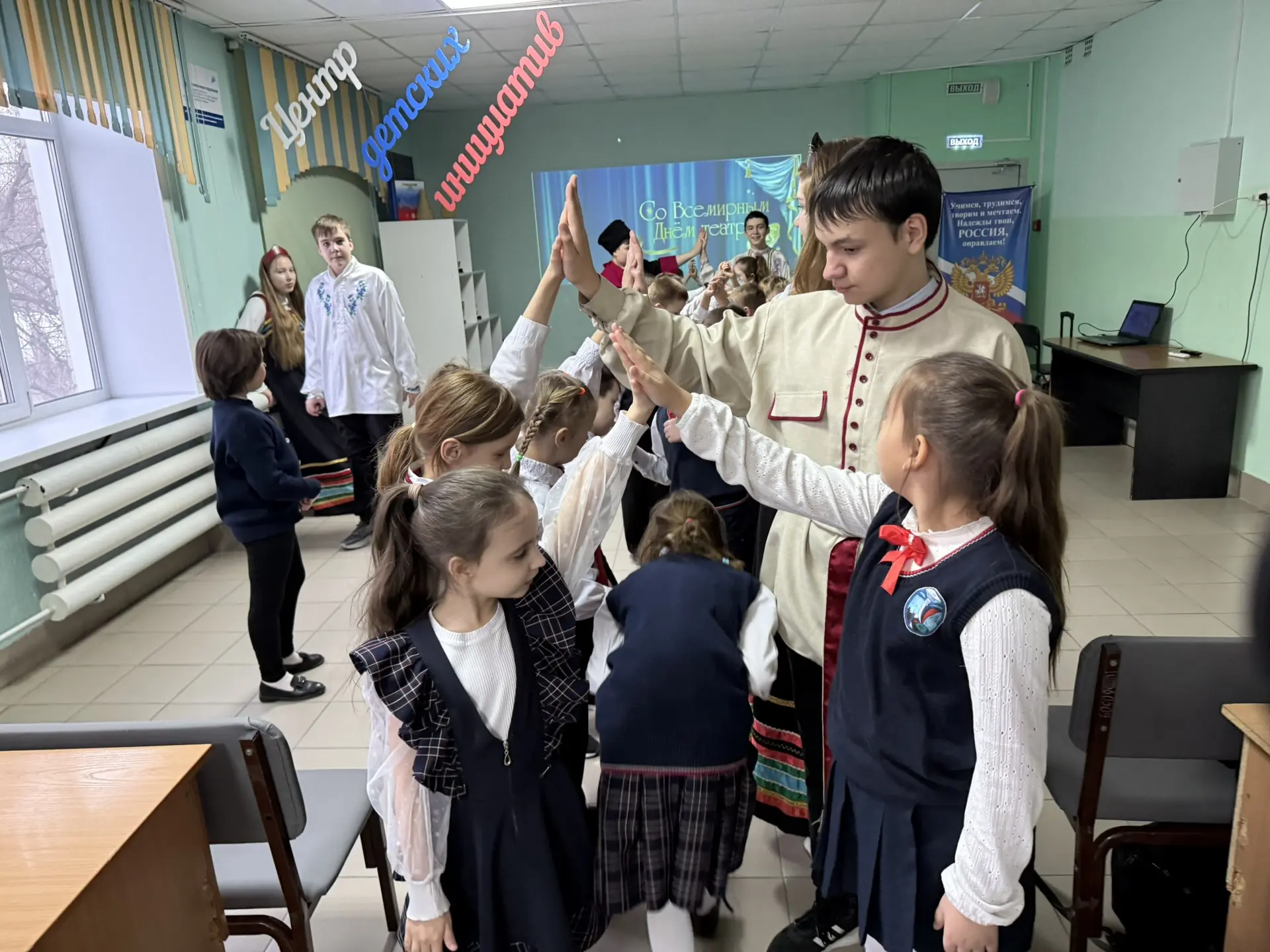 🎭 Театр — это не только сцена, это душа народа!  В Год единства народов России День театра в лицее №