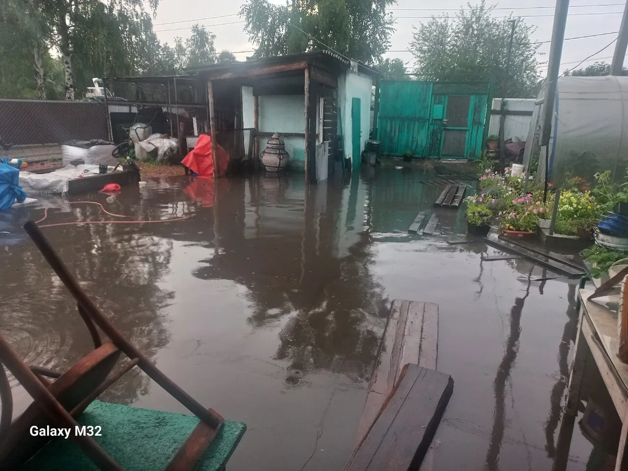 Здравствуйте, Новобайдаевка, улица Томь-Усинская под водой, люди тонут! Ниже в посте Администрация о