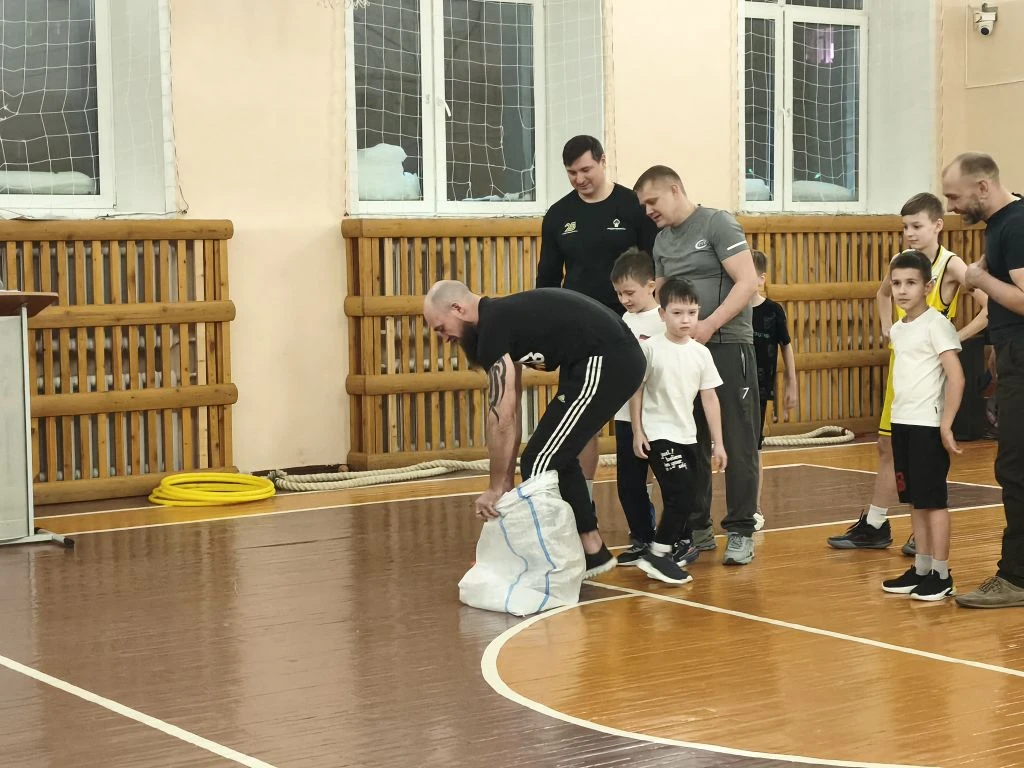 🔥 Вчера в нашей школе состоялись "Богатырские игры" 🏃‍♂️👦🏻✨  Ребята и их папы  показали настоящие бо