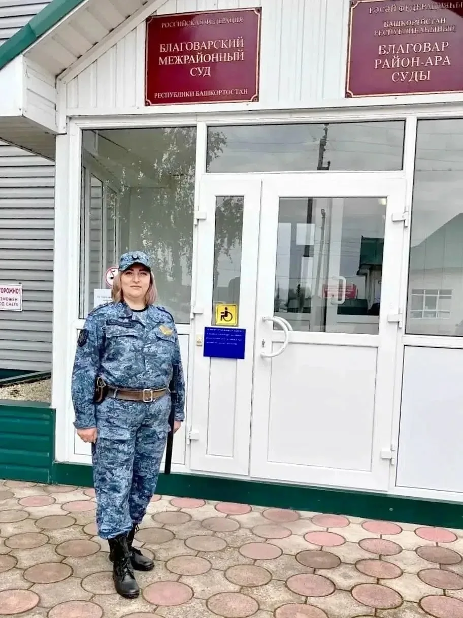 🙏 Все проходили мимо: пристав из Башкирии спасли мужчину на улице