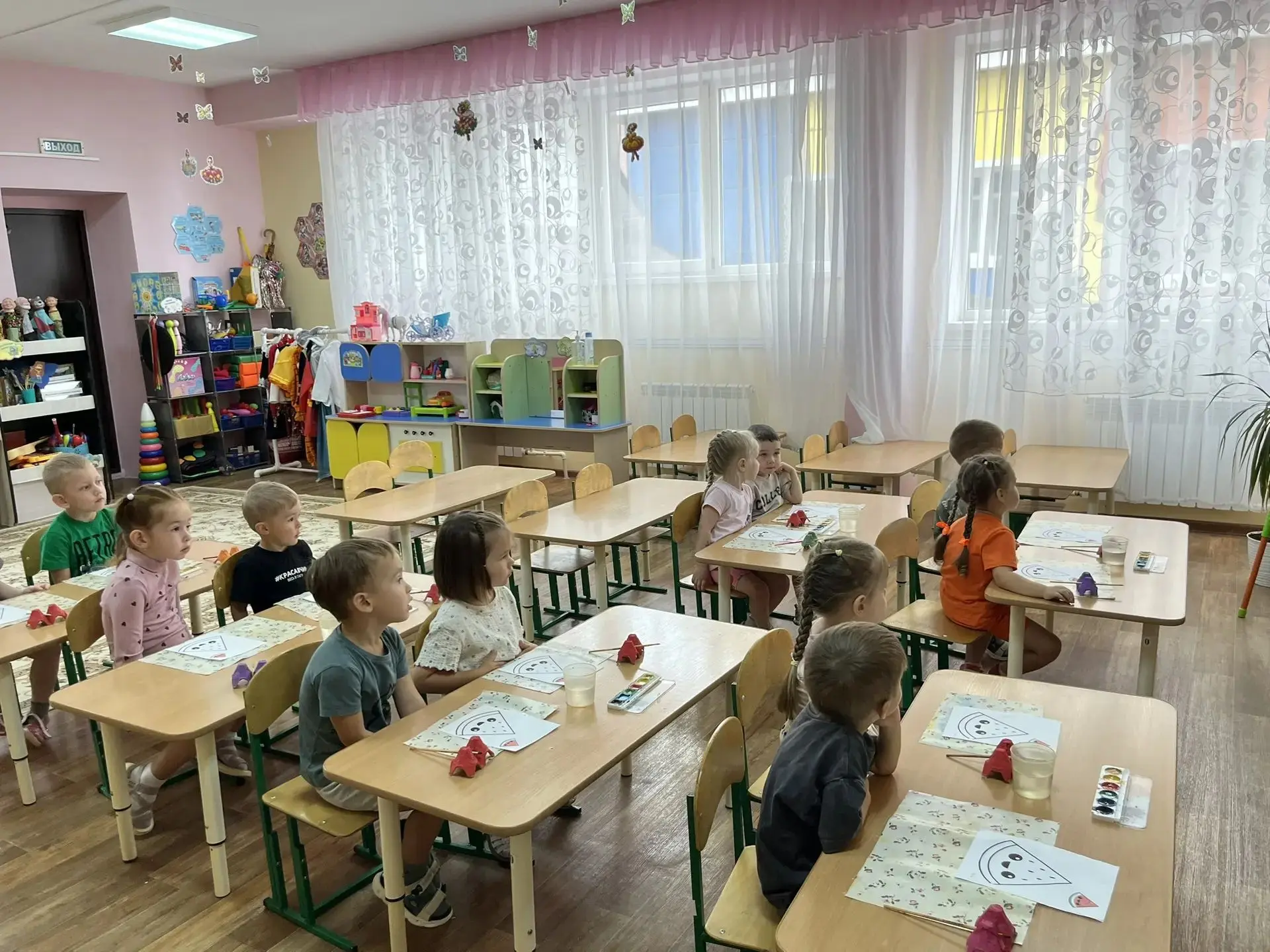 Сегодня группа «Солнышко» с воспитателем Колобановой К. Д., провели занятие «Акварелька...